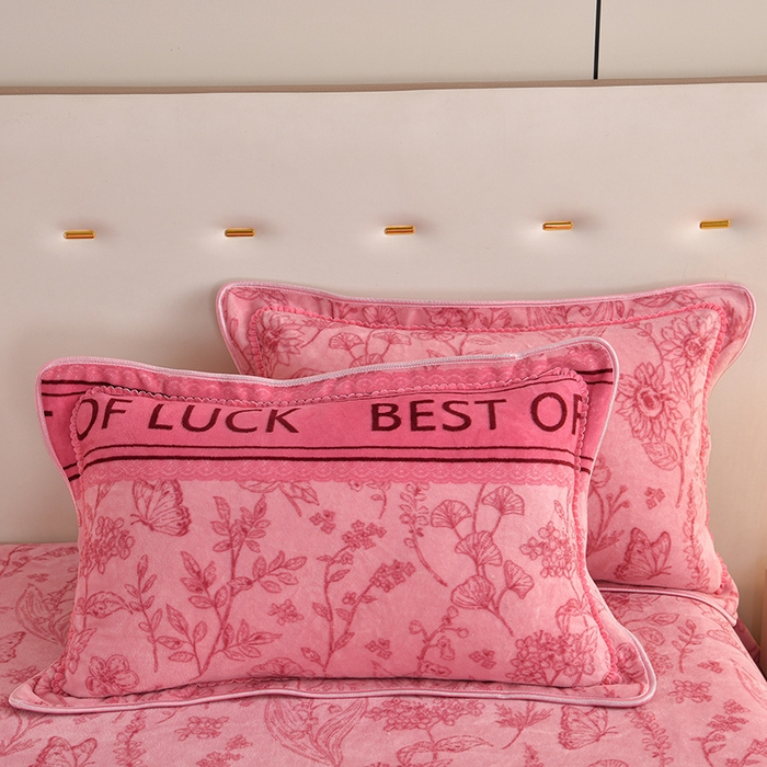 91家纺网 家纺一手货源 找家纺 雅芝蓝 2025新款8-9斤高克重印花牛奶绒四件套保暖绒套件直播爆款 粉花韵