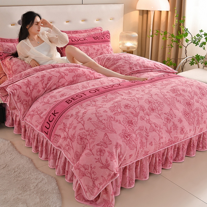 91家纺网 家纺一手货源 找家纺 雅芝蓝 2025新款8-9斤高克重印花牛奶绒四件套保暖绒套件直播爆款 粉花韵