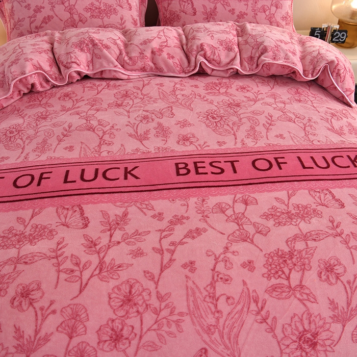 91家纺网 家纺一手货源 找家纺 雅芝蓝 2025新款8-9斤高克重印花牛奶绒四件套保暖绒套件直播爆款 粉花韵