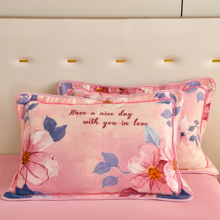 91家纺网 家纺一手货源 找家纺 雅芝蓝 2025新款8-9斤高克重印花牛奶绒四件套保暖绒套件直播爆款 粉漾花趣