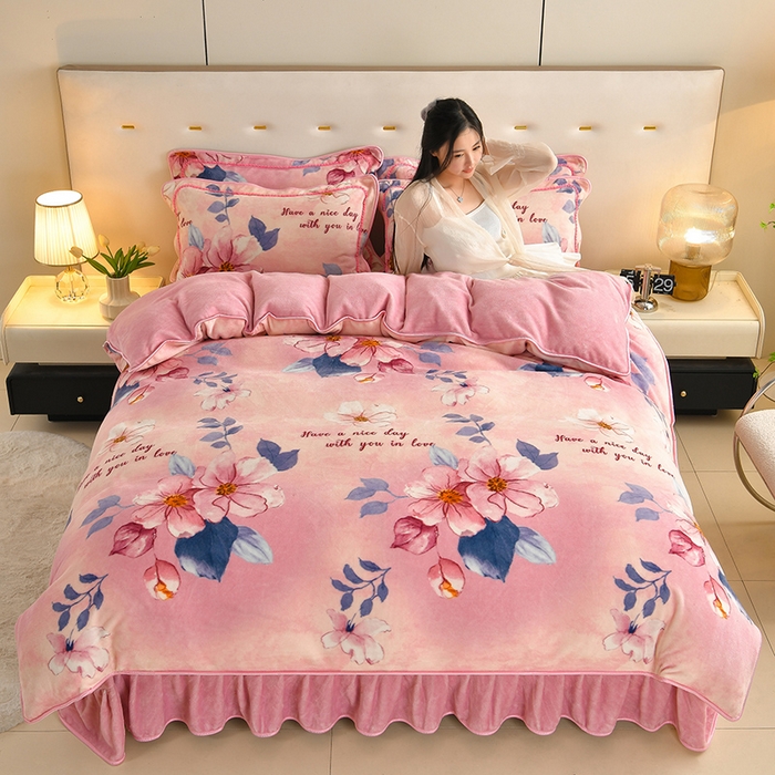 91家纺网 家纺一手货源 找家纺 雅芝蓝 2025新款8-9斤高克重印花牛奶绒四件套保暖绒套件直播爆款 粉漾花趣