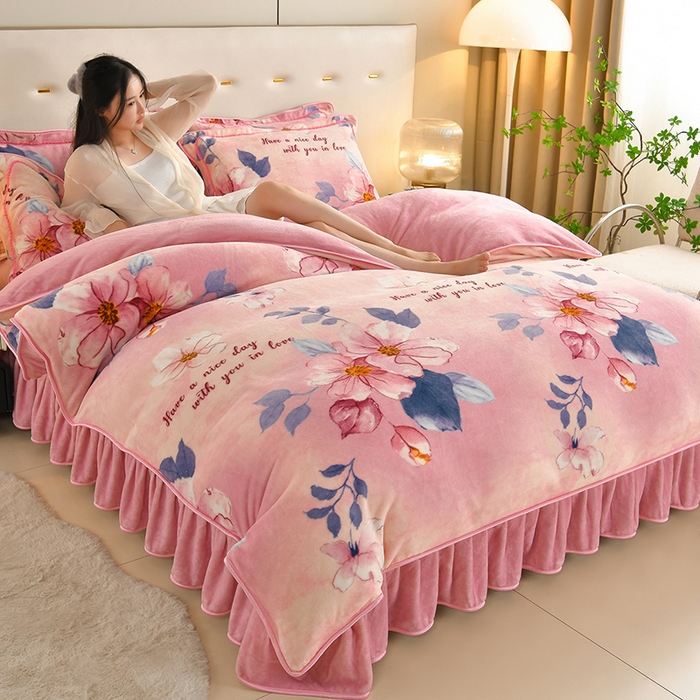 91家纺网 家纺一手货源 找家纺 雅芝蓝 2025新款8-9斤高克重印花牛奶绒四件套保暖绒套件直播爆款 粉漾花趣