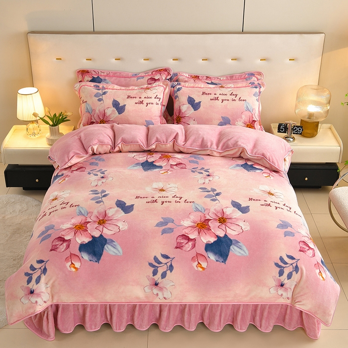 91家纺网 家纺一手货源 找家纺 雅芝蓝 2025新款8-9斤高克重印花牛奶绒四件套保暖绒套件直播爆款 粉漾花趣