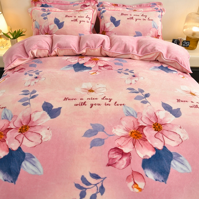 91家纺网 家纺一手货源 找家纺 雅芝蓝 2025新款8-9斤高克重印花牛奶绒四件套保暖绒套件直播爆款 粉漾花趣