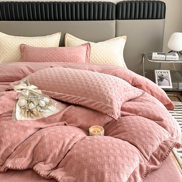 91家纺网 家纺一手货源 找家纺 艾佳 2025新款华夫格高克重牛奶绒雕花三角贝壳边工艺加厚保暖四件套 华夫格藕粉