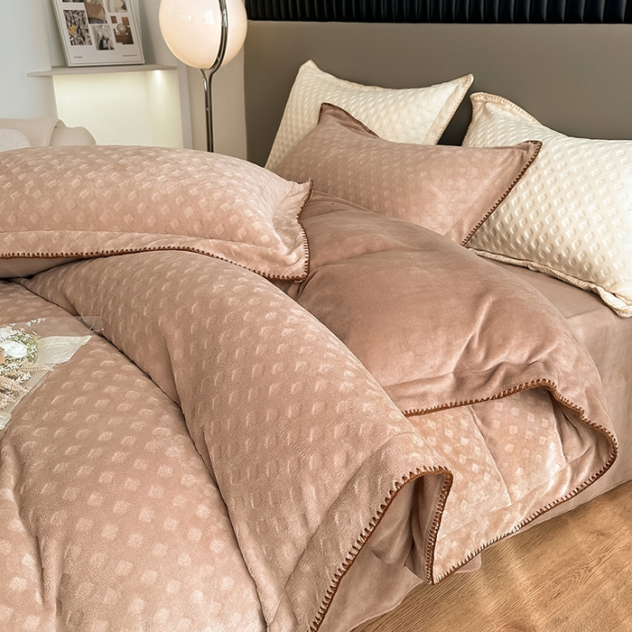 91家纺网 家纺一手货源 找家纺 艾佳 2025新款华夫格高克重牛奶绒雕花三角贝壳边工艺加厚保暖四件套 华夫格奶茶咖