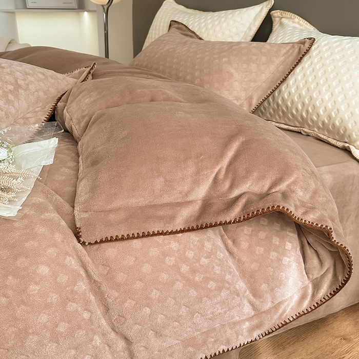 91家纺网 家纺一手货源 找家纺 艾佳 2025新款华夫格高克重牛奶绒雕花三角贝壳边工艺加厚保暖四件套 华夫格奶茶咖