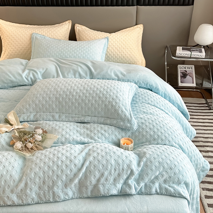 91家纺网 家纺一手货源 找家纺 艾佳 2025新款华夫格高克重牛奶绒雕花三角贝壳边工艺加厚保暖四件套 华夫格梦幻蓝