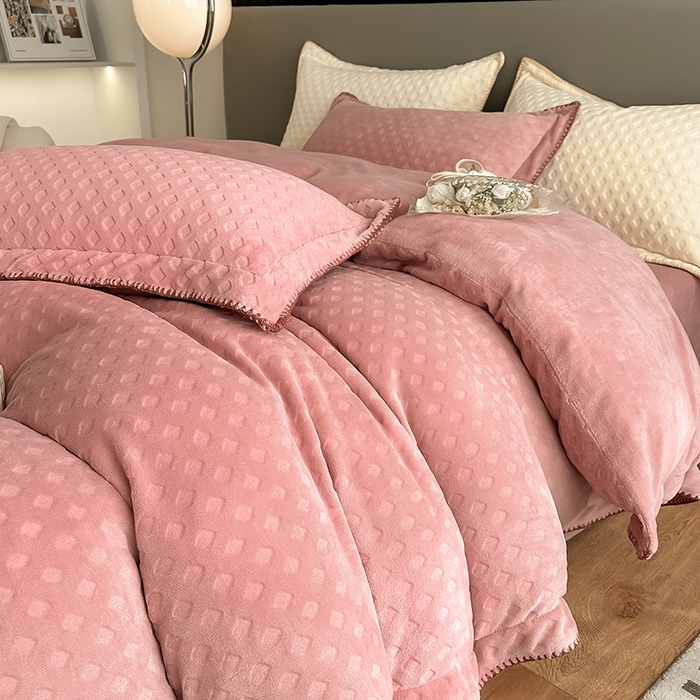 91家纺网 家纺一手货源 找家纺 艾佳 2025新款华夫格高克重牛奶绒雕花三角贝壳边工艺加厚保暖四件套 华夫格藕粉