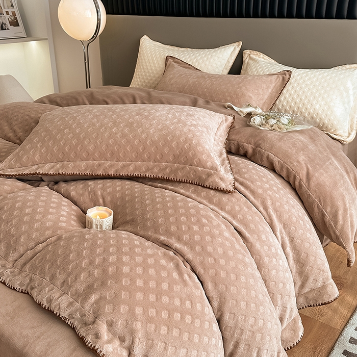 91家纺网 家纺一手货源 找家纺 艾佳 2025新款华夫格高克重牛奶绒雕花三角贝壳边工艺加厚保暖四件套 华夫格奶茶咖