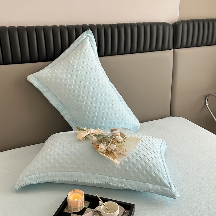 91家纺网 家纺一手货源 找家纺 艾佳 2025新款华夫格高克重牛奶绒雕花三角贝壳边工艺加厚保暖四件套 华夫格梦幻蓝