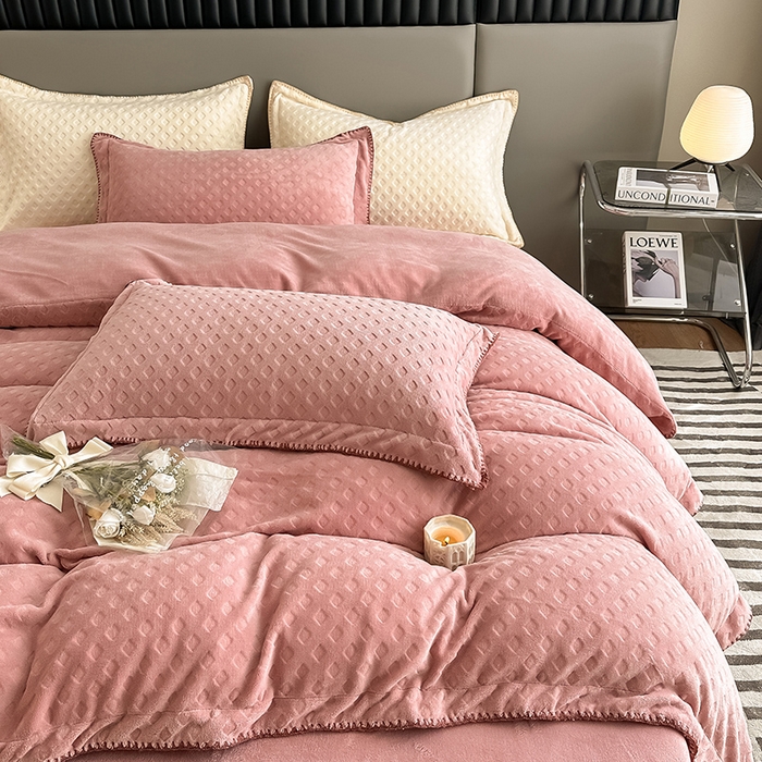 91家纺网 家纺一手货源 找家纺 艾佳 2025新款华夫格高克重牛奶绒雕花三角贝壳边工艺加厚保暖四件套 华夫格藕粉