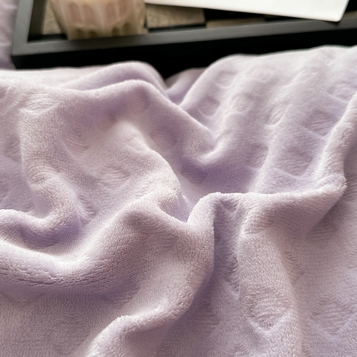 91家纺网 家纺一手货源 找家纺 艾佳 2025新款华夫格高克重牛奶绒雕花三角贝壳边工艺加厚保暖四件套 华夫格薰衣紫