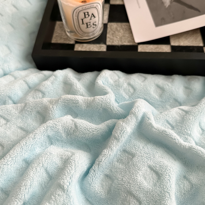 91家纺网 家纺一手货源 找家纺 艾佳 2025新款华夫格高克重牛奶绒雕花三角贝壳边工艺加厚保暖四件套 华夫格梦幻蓝