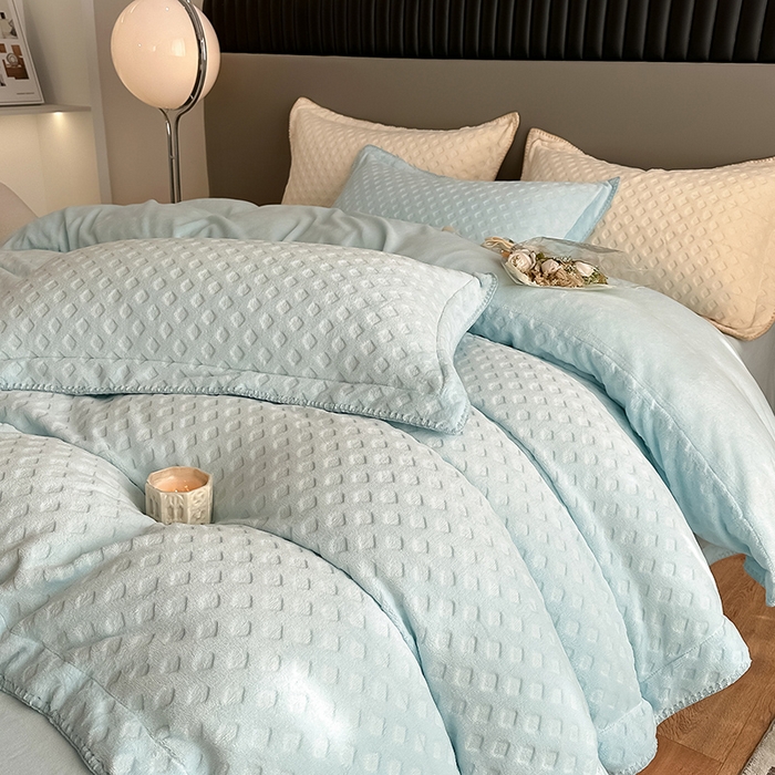 91家纺网 家纺一手货源 找家纺 艾佳 2025新款华夫格高克重牛奶绒雕花三角贝壳边工艺加厚保暖四件套 华夫格梦幻蓝