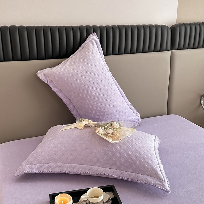 91家纺网 家纺一手货源 找家纺 艾佳 2025新款华夫格高克重牛奶绒雕花三角贝壳边工艺加厚保暖四件套 华夫格薰衣紫