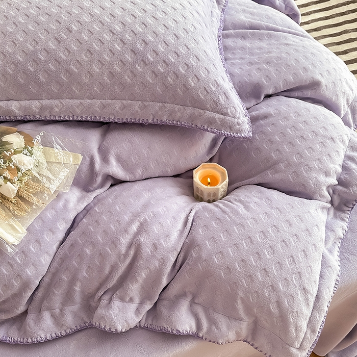 91家纺网 家纺一手货源 找家纺 艾佳 2025新款华夫格高克重牛奶绒雕花三角贝壳边工艺加厚保暖四件套 华夫格薰衣紫
