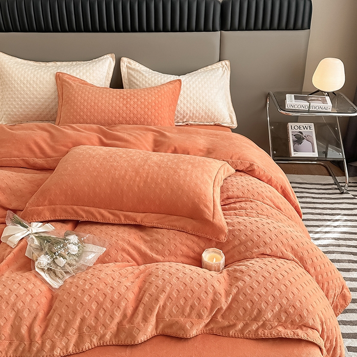 91家纺网 家纺一手货源 找家纺 艾佳 2025新款华夫格高克重牛奶绒雕花三角贝壳边工艺加厚保暖四件套 华夫格暖橘