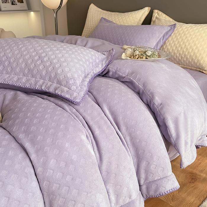 91家纺网 家纺一手货源 找家纺 艾佳 2025新款华夫格高克重牛奶绒雕花三角贝壳边工艺加厚保暖四件套 华夫格薰衣紫
