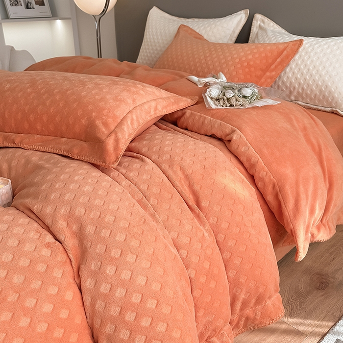 91家纺网 家纺一手货源 找家纺 艾佳 2025新款华夫格高克重牛奶绒雕花三角贝壳边工艺加厚保暖四件套 华夫格暖橘