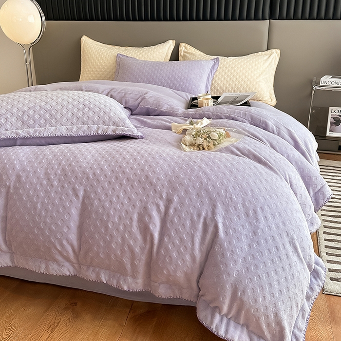 91家纺网 家纺一手货源 找家纺 艾佳 2025新款华夫格高克重牛奶绒雕花三角贝壳边工艺加厚保暖四件套 华夫格薰衣紫