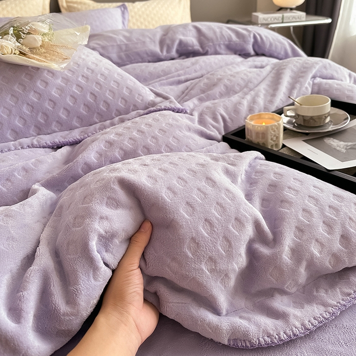 91家纺网 家纺一手货源 找家纺 艾佳 2025新款华夫格高克重牛奶绒雕花三角贝壳边工艺加厚保暖四件套 华夫格薰衣紫