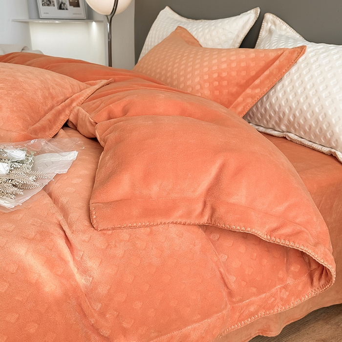 91家纺网 家纺一手货源 找家纺 艾佳 2025新款华夫格高克重牛奶绒雕花三角贝壳边工艺加厚保暖四件套 华夫格暖橘
