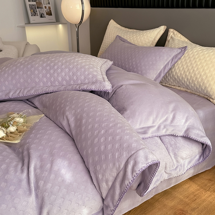 91家纺网 家纺一手货源 找家纺 艾佳 2025新款华夫格高克重牛奶绒雕花三角贝壳边工艺加厚保暖四件套 华夫格薰衣紫