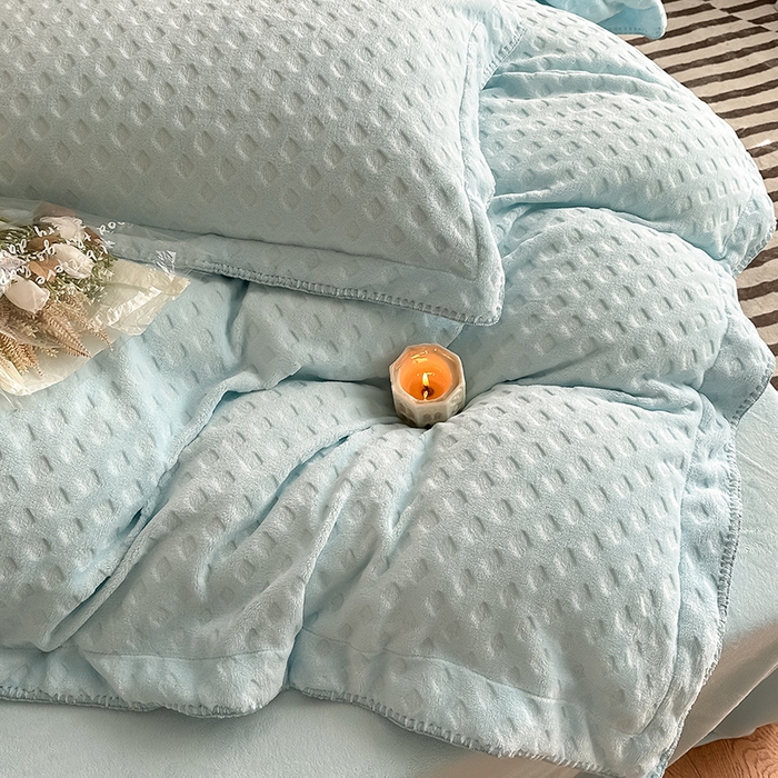 91家纺网 家纺一手货源 找家纺 艾佳 2025新款华夫格高克重牛奶绒雕花三角贝壳边工艺加厚保暖四件套 华夫格梦幻蓝