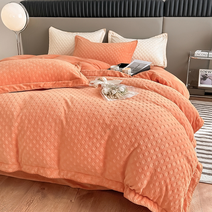 91家纺网 家纺一手货源 找家纺 艾佳 2025新款华夫格高克重牛奶绒雕花三角贝壳边工艺加厚保暖四件套 华夫格暖橘