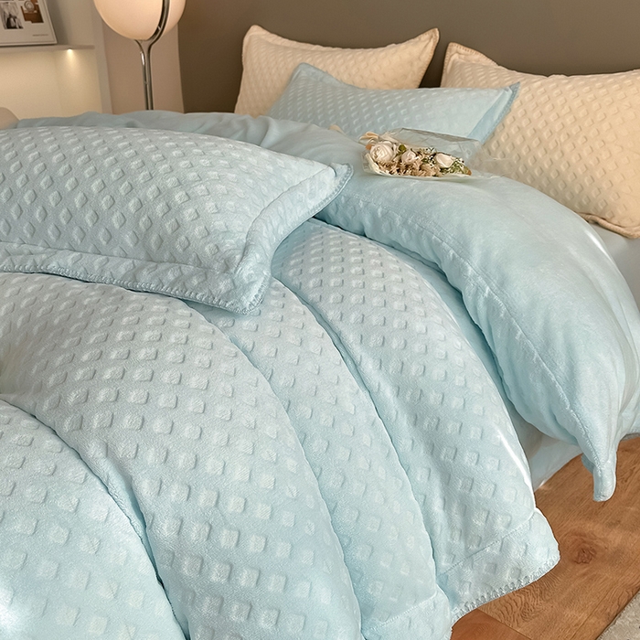 91家纺网 家纺一手货源 找家纺 艾佳 2025新款华夫格高克重牛奶绒雕花三角贝壳边工艺加厚保暖四件套 华夫格梦幻蓝