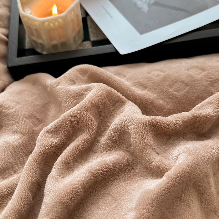 91家纺网 家纺一手货源 找家纺 艾佳 2025新款华夫格高克重牛奶绒雕花三角贝壳边工艺加厚保暖四件套 华夫格奶茶咖