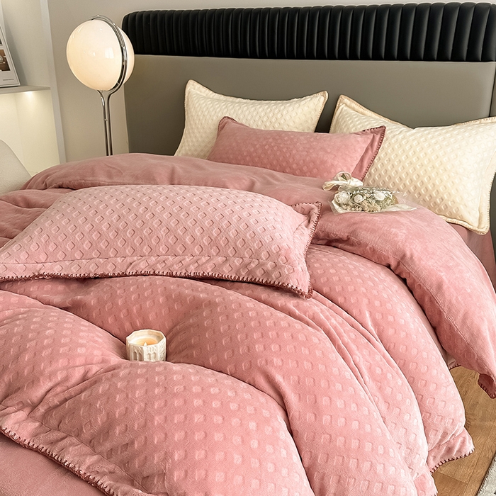 91家纺网 家纺一手货源 找家纺 艾佳 2025新款华夫格高克重牛奶绒雕花三角贝壳边工艺加厚保暖四件套 华夫格藕粉