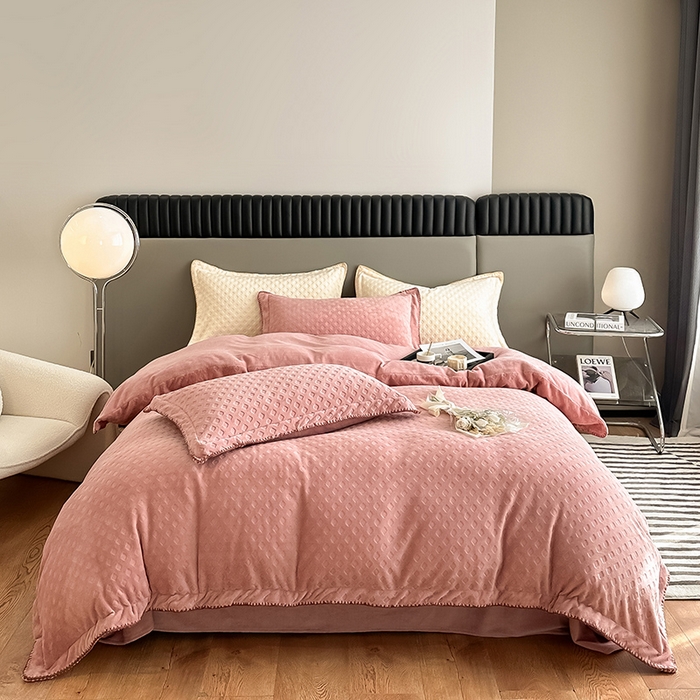 91家纺网 家纺一手货源 找家纺 艾佳 2025新款华夫格高克重牛奶绒雕花三角贝壳边工艺加厚保暖四件套 华夫格藕粉