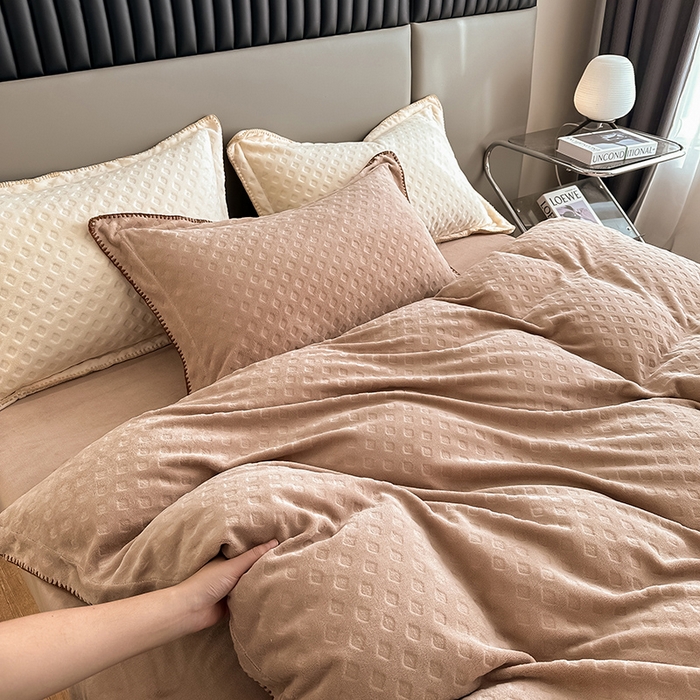 91家纺网 家纺一手货源 找家纺 艾佳 2025新款华夫格高克重牛奶绒雕花三角贝壳边工艺加厚保暖四件套 华夫格奶茶咖