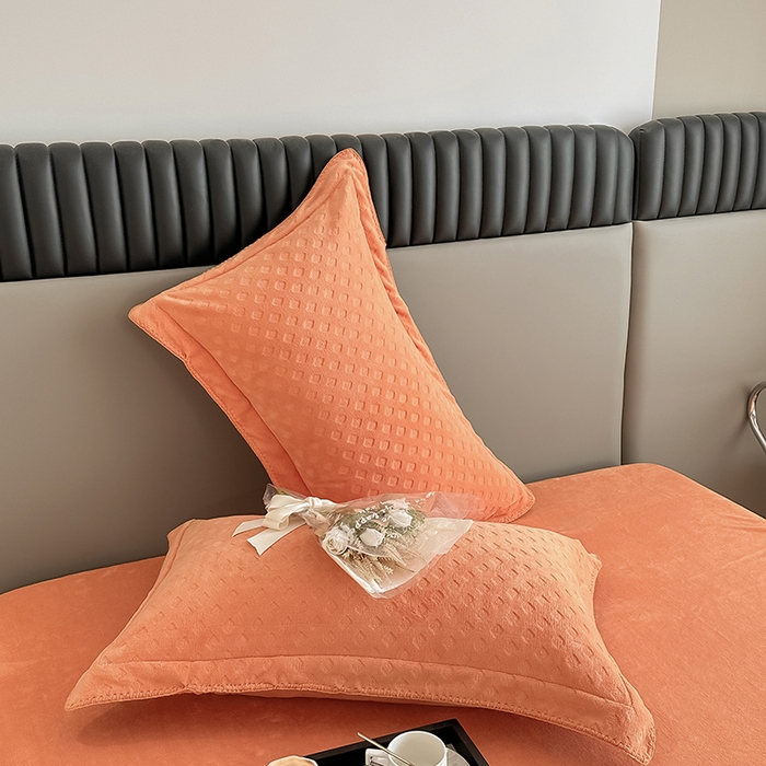 91家纺网 家纺一手货源 找家纺 艾佳 2025新款华夫格高克重牛奶绒雕花三角贝壳边工艺加厚保暖四件套 华夫格暖橘