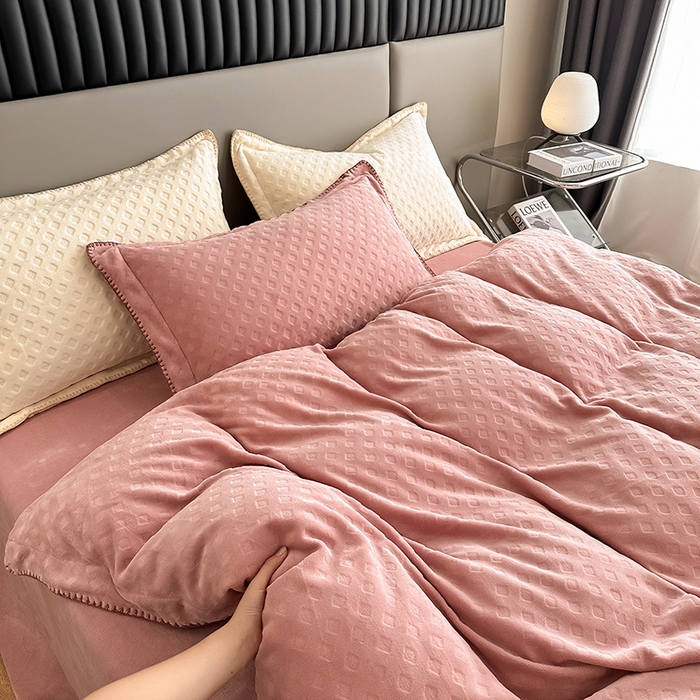 91家纺网 家纺一手货源 找家纺 艾佳 2025新款华夫格高克重牛奶绒雕花三角贝壳边工艺加厚保暖四件套 华夫格藕粉