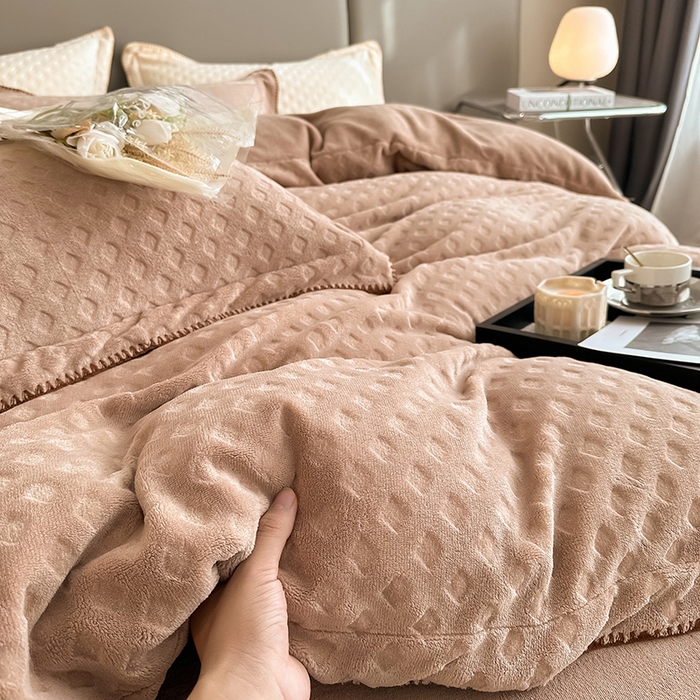 91家纺网 家纺一手货源 找家纺 艾佳 2025新款华夫格高克重牛奶绒雕花三角贝壳边工艺加厚保暖四件套 华夫格奶茶咖