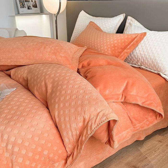 91家纺网 家纺一手货源 找家纺 艾佳 2025新款华夫格高克重牛奶绒雕花三角贝壳边工艺加厚保暖四件套 华夫格暖橘