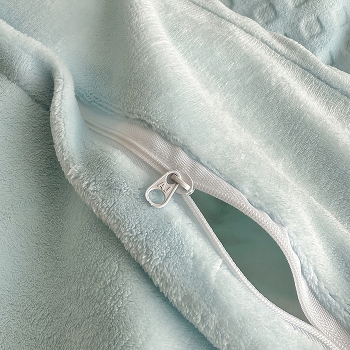 91家纺网 家纺一手货源 找家纺 艾佳 2025新款华夫格高克重牛奶绒雕花三角贝壳边工艺加厚保暖四件套 华夫格梦幻蓝