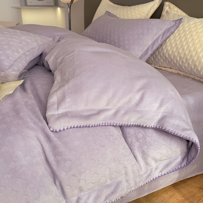 91家纺网 家纺一手货源 找家纺 艾佳 2025新款华夫格高克重牛奶绒雕花三角贝壳边工艺加厚保暖四件套 华夫格薰衣紫