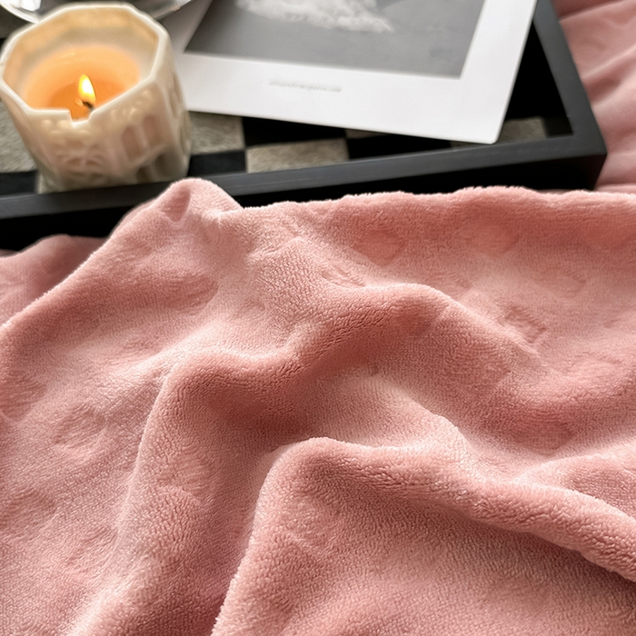 91家纺网 家纺一手货源 找家纺 艾佳 2025新款华夫格高克重牛奶绒雕花三角贝壳边工艺加厚保暖四件套 华夫格藕粉