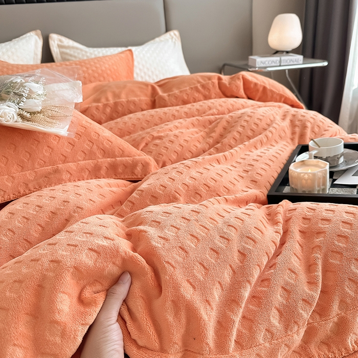 91家纺网 家纺一手货源 找家纺 艾佳 2025新款华夫格高克重牛奶绒雕花三角贝壳边工艺加厚保暖四件套 华夫格暖橘