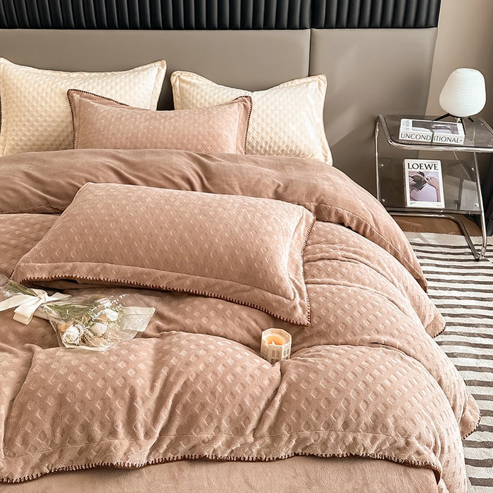 91家纺网 家纺一手货源 找家纺 艾佳 2025新款华夫格高克重牛奶绒雕花三角贝壳边工艺加厚保暖四件套 华夫格奶茶咖