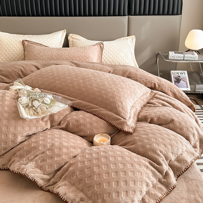 91家纺网 家纺一手货源 找家纺 艾佳 2025新款华夫格高克重牛奶绒雕花三角贝壳边工艺加厚保暖四件套 华夫格奶茶咖