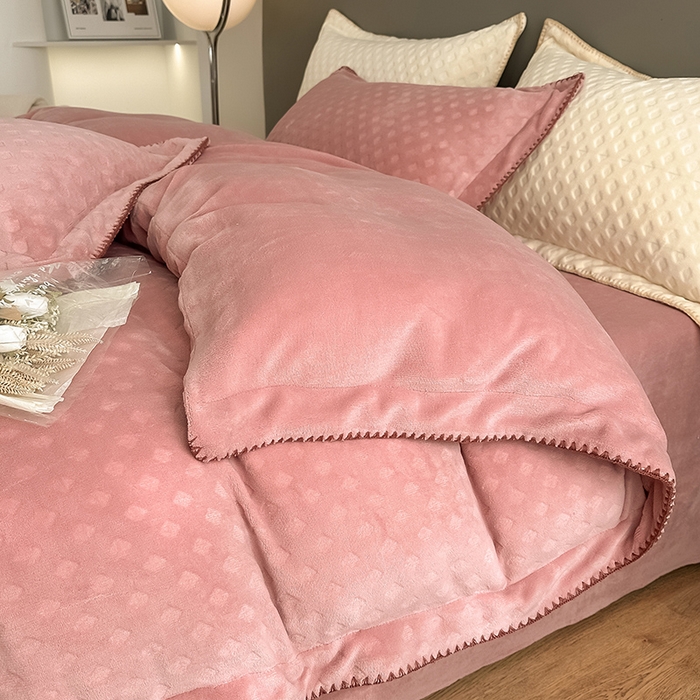 91家纺网 家纺一手货源 找家纺 艾佳 2025新款华夫格高克重牛奶绒雕花三角贝壳边工艺加厚保暖四件套 华夫格藕粉