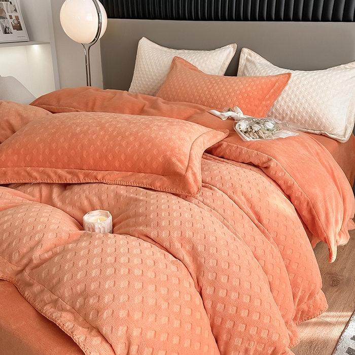 91家纺网 家纺一手货源 找家纺 艾佳 2025新款华夫格高克重牛奶绒雕花三角贝壳边工艺加厚保暖四件套 华夫格暖橘