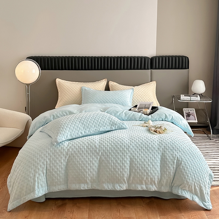 91家纺网 家纺一手货源 找家纺 艾佳 2025新款华夫格高克重牛奶绒雕花三角贝壳边工艺加厚保暖四件套 华夫格梦幻蓝