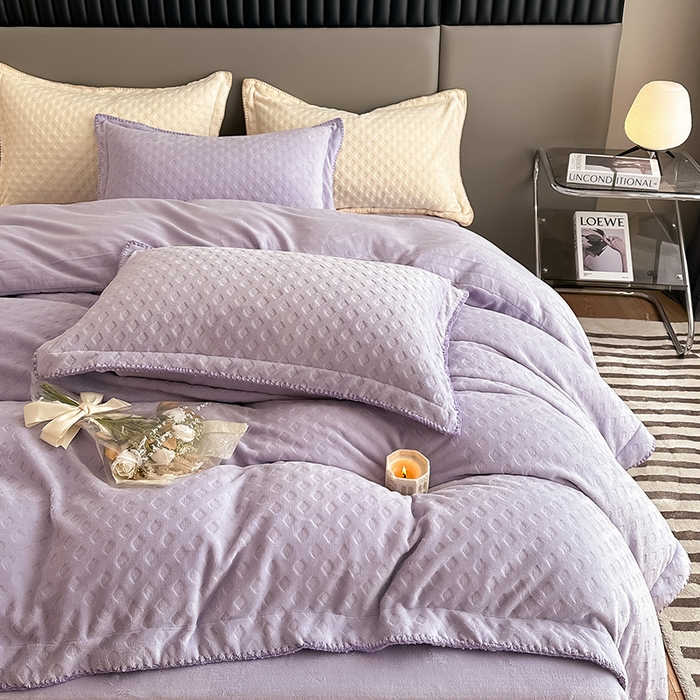 91家纺网 家纺一手货源 找家纺 艾佳 2025新款华夫格高克重牛奶绒雕花三角贝壳边工艺加厚保暖四件套 华夫格薰衣紫