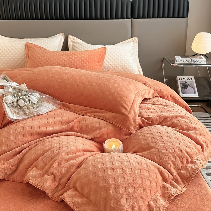 91家纺网 家纺一手货源 找家纺 艾佳 2025新款华夫格高克重牛奶绒雕花三角贝壳边工艺加厚保暖四件套 华夫格暖橘